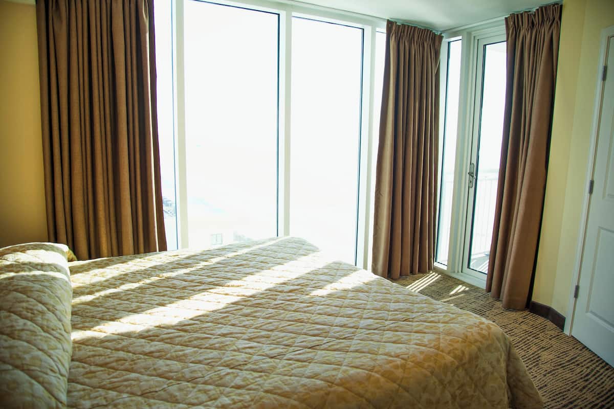 Traditional Condo, 1 King Bed with Sofa bed, Partial Sea View | 3 bedrooms, iron/ironing board, free cribs/infant beds, bed sheets