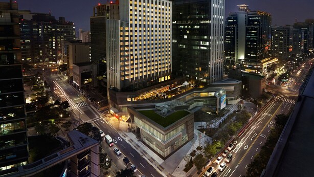 A high-rise hotel with multiple floors, a prominent entrance, and a well-lit facade. - LOTTE CITY HOTEL GURO (Seoul)