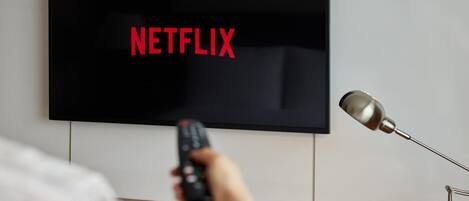 Un televisor con el logotipo de Netflix en una pared.