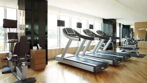 A modern gym with treadmills, a stationary bike, and a rowing machine. - LOTTE CITY HOTEL GURO (Seoul)