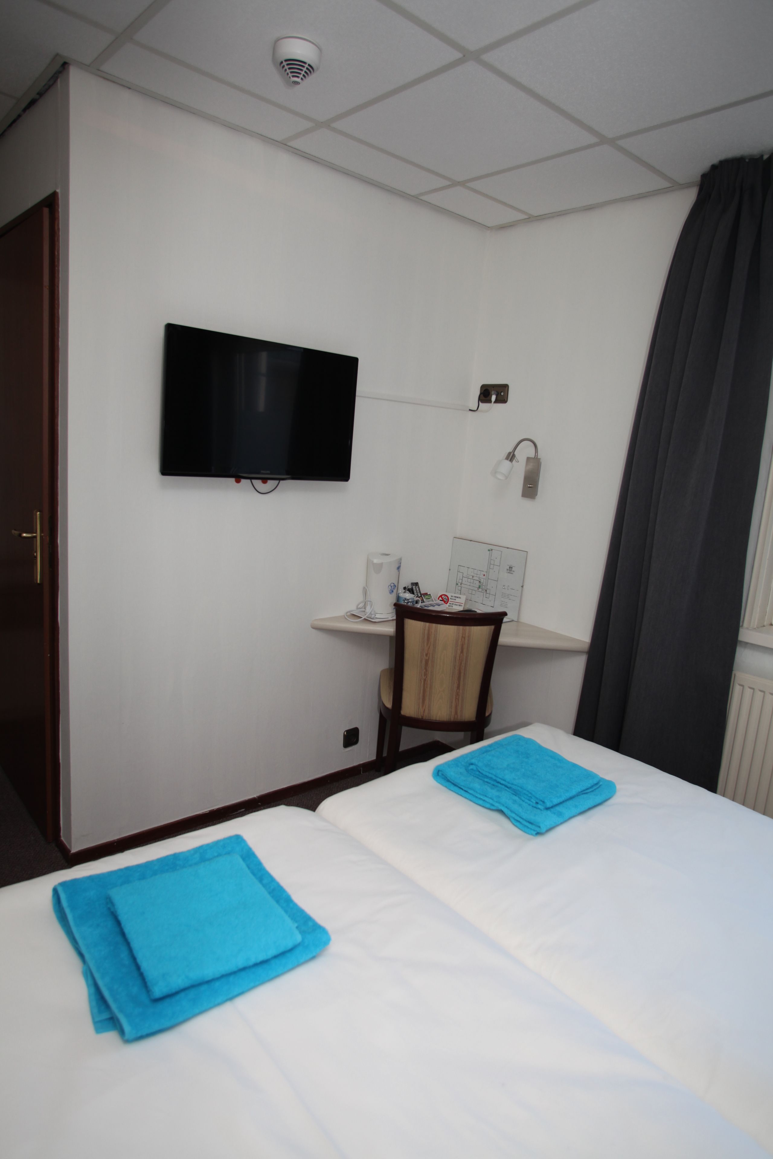 double room, 2 single beds | free wifi, bed sheets