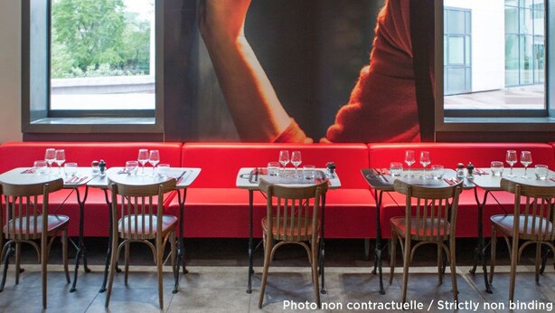 A restaurant with red seating and tables set for dining. - Ibis Changchun Jianshe Street (Changchun)