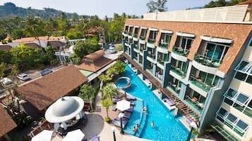 Een buitenzwembad, parasols voor strand/zwembad