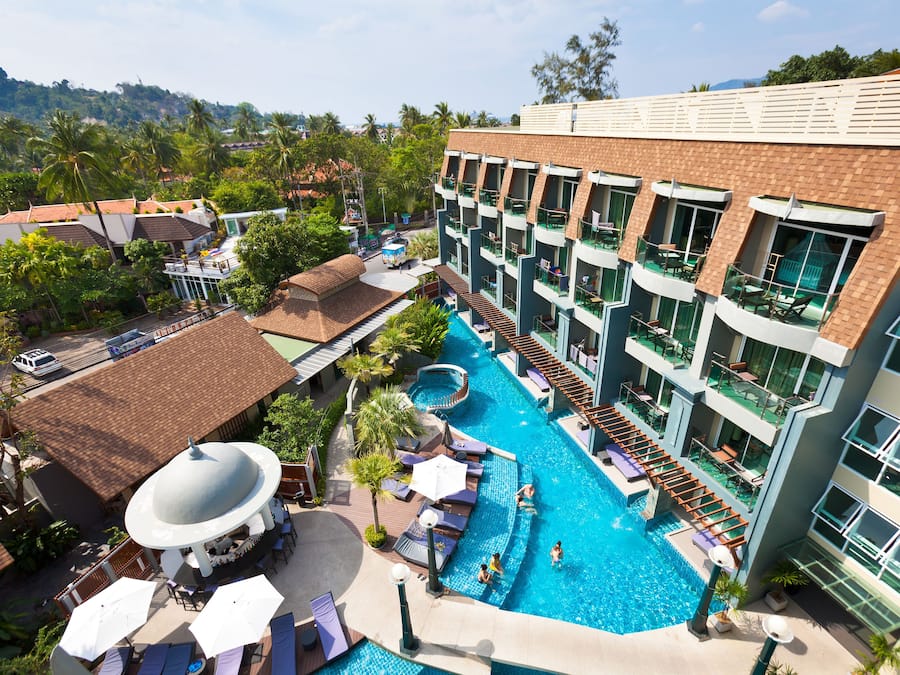 Una piscina al aire libre, sombrillas, tumbonas