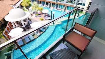 Habitación superior, vistas a la piscina | Balcón