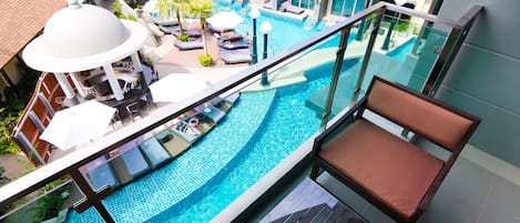 Chambre supérieure, vue sur la piscine | Balcon