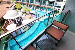 Superior kamer, uitzicht op zwembad | Balkon