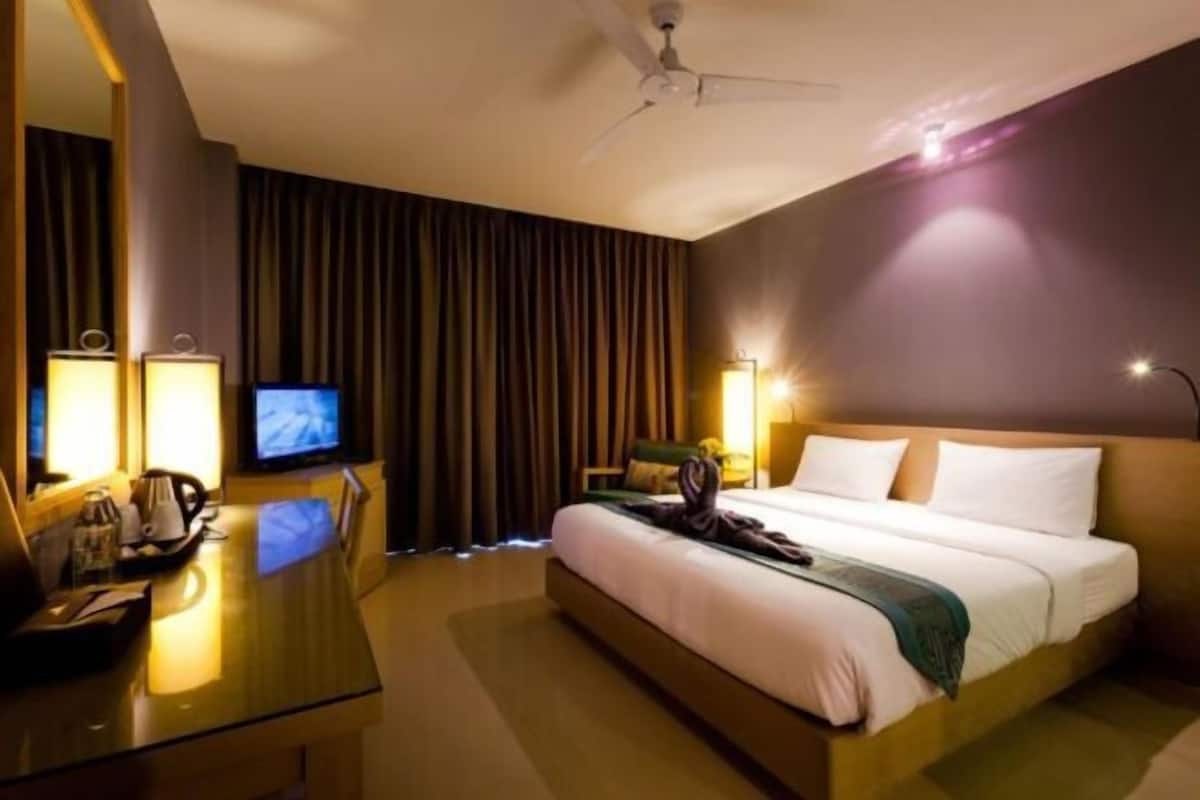 1 bedroom, premium bedding, in-room safe, desk