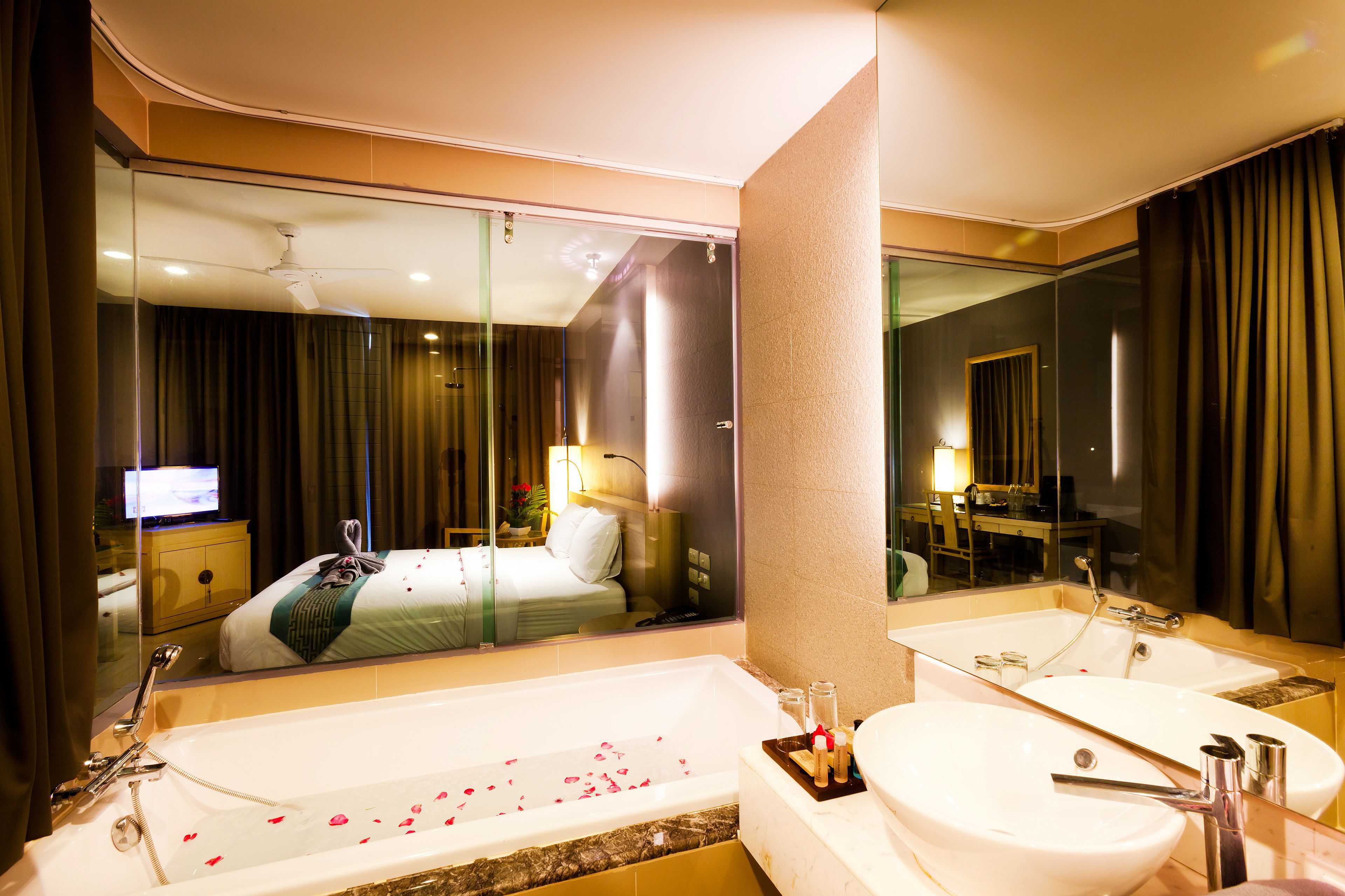 combined shower/bathtub, deep-soaking bathtub, free toiletries