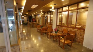 21-吋電視，提供有線頻道