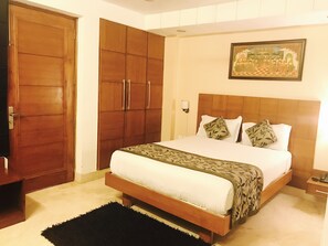 Luxury Room | Premium bedding, minibar, in-room safe, desk - Skylink Suites (New Delhi)
