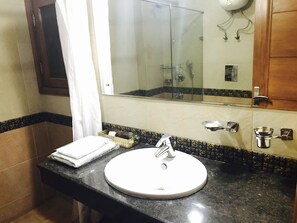 Habitación | Servicios del cuarto de baño | Ducha, secador de pelo y toallas