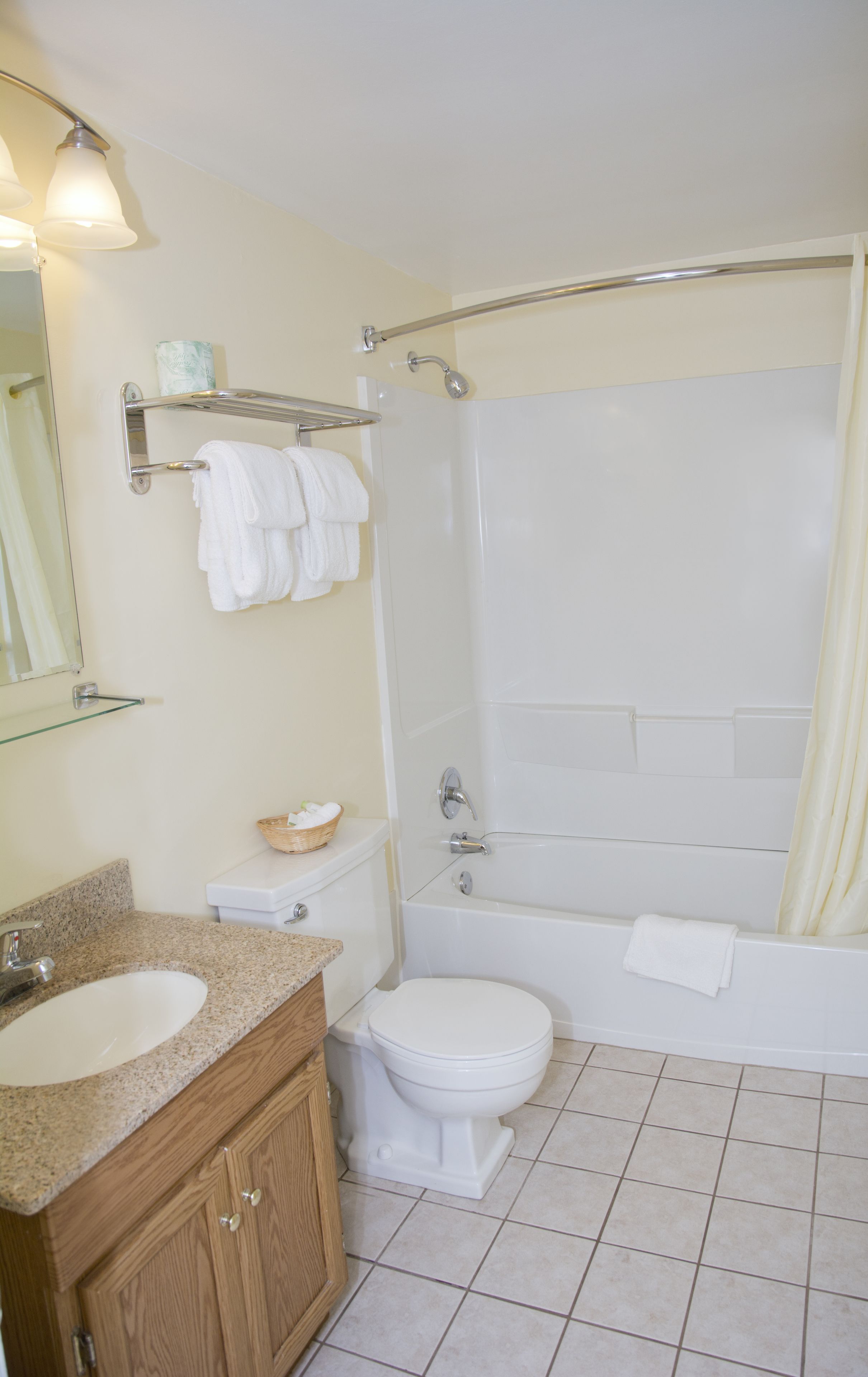 Un baño con lavamanos, inodoro y bañera.
