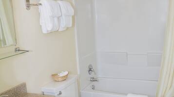 Un baño con lavamanos, inodoro y bañera.