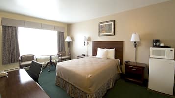 Zimmer, 1 Doppelbett, Nichtraucher | Wohnbereich | 32-Zoll-LCD-Fernseher mit Satellitenempfang, Fernseher