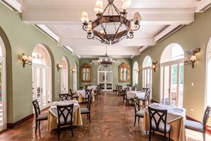 Petit déjeuner, déjeuner et dîner servis sur place