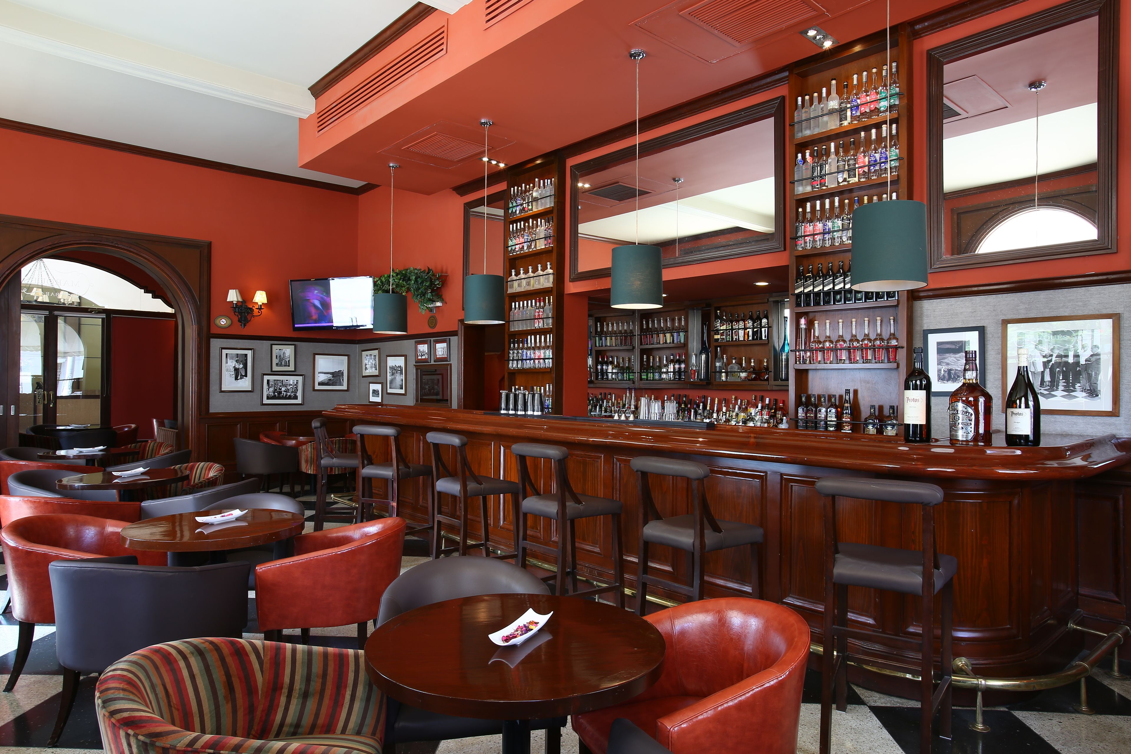 serves lunch, dinner and happy hour