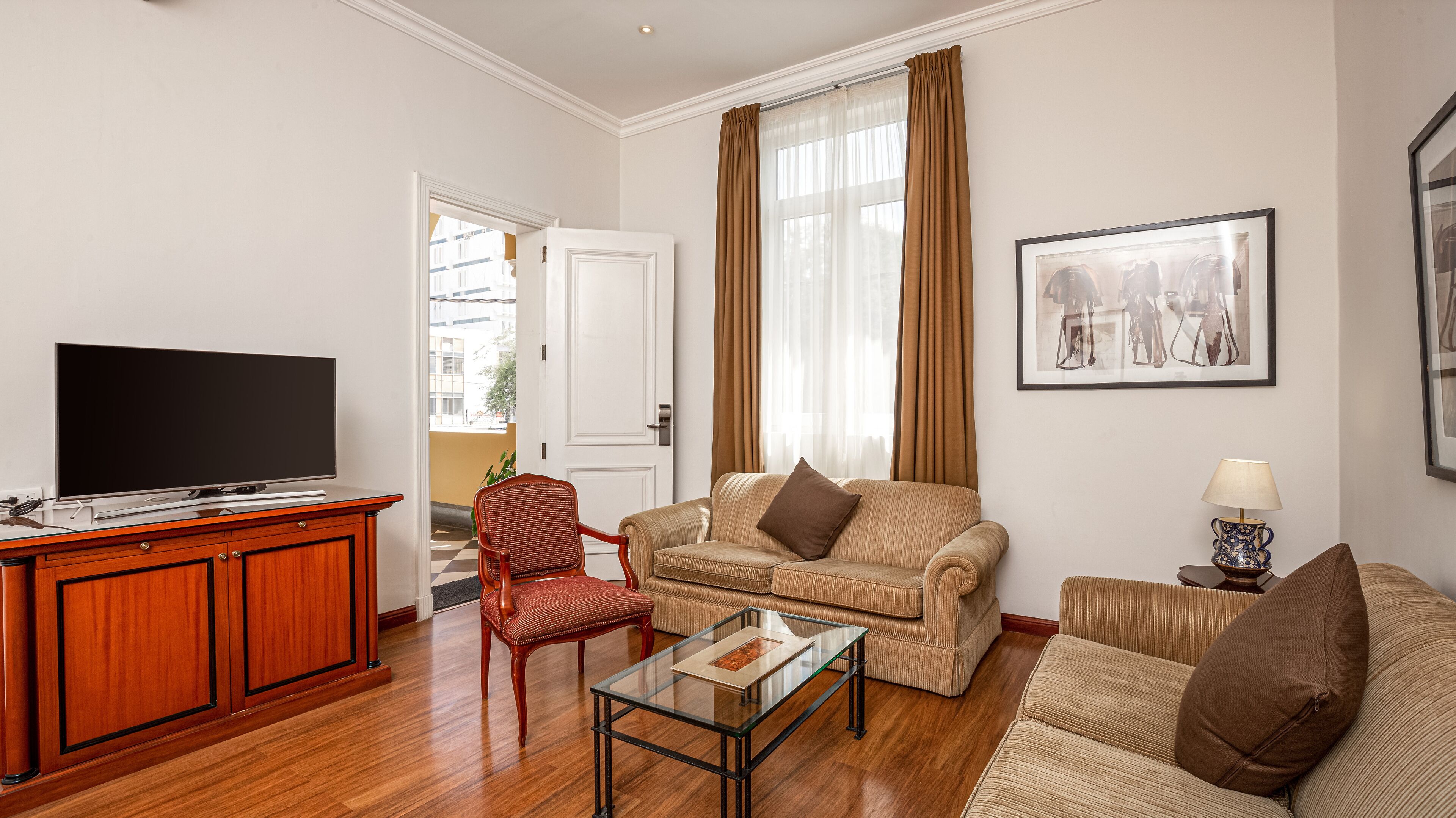 deluxe room, 1 king bed | 1 bedroom, minibar, in-room safe, desk