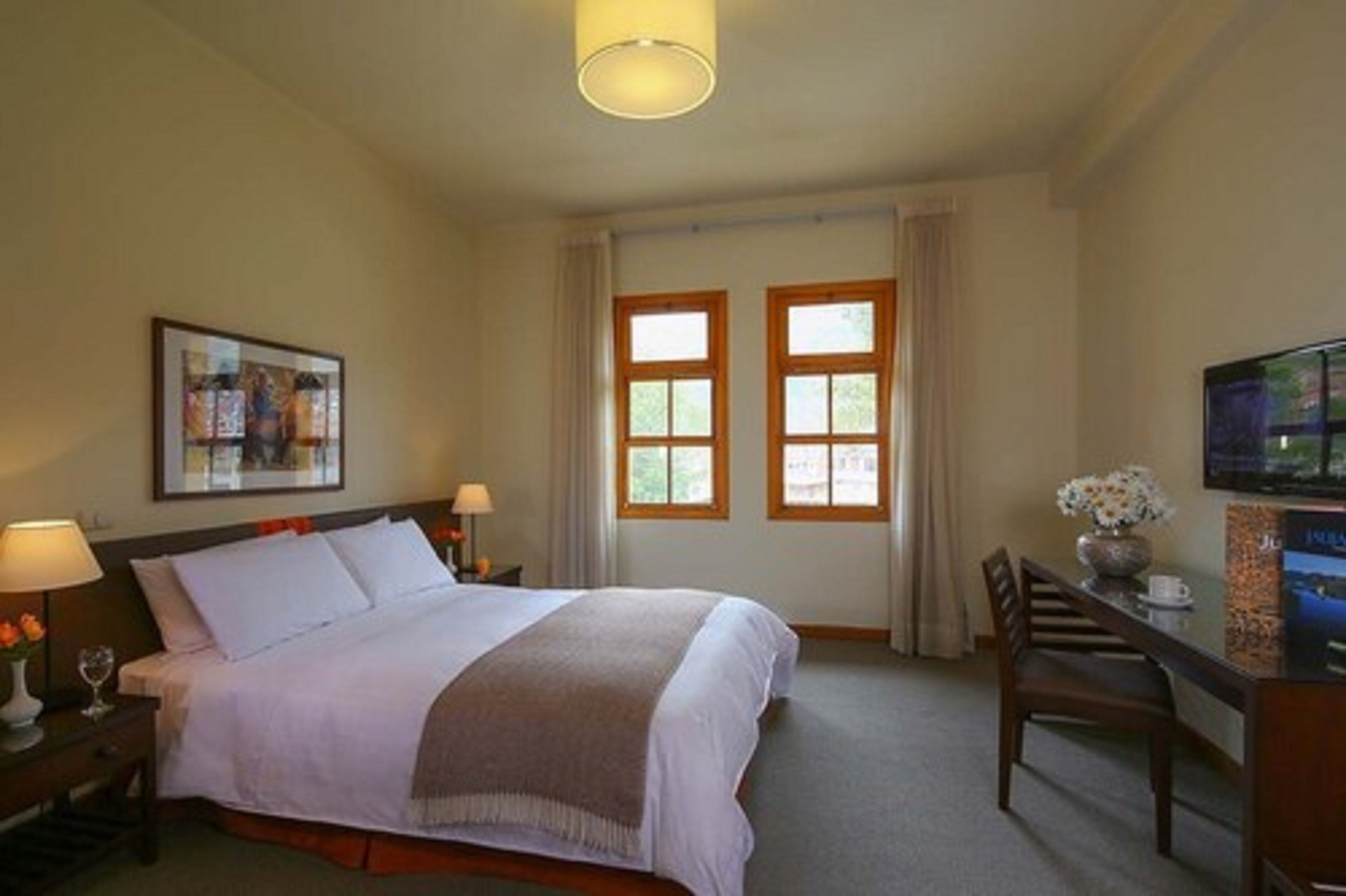 Phòng Executive | Bộ đồ giường cao cấp, bàn, màn/rèm cản sáng 