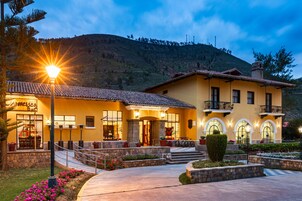 Fachada de la propiedad por la tarde o noche