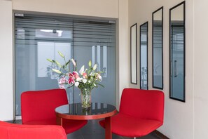 Lobby sitting area - LP Los Portales Chiclayo (Chiclayo)