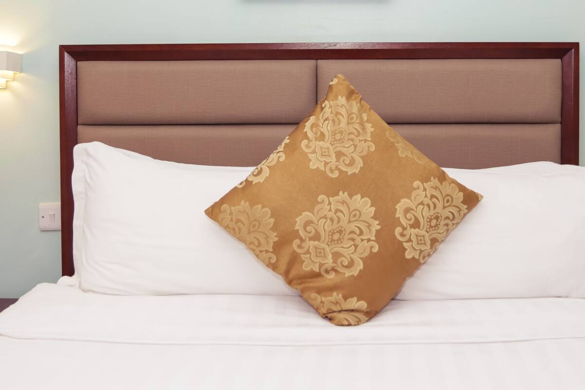 Deluxe Room | In-room safe