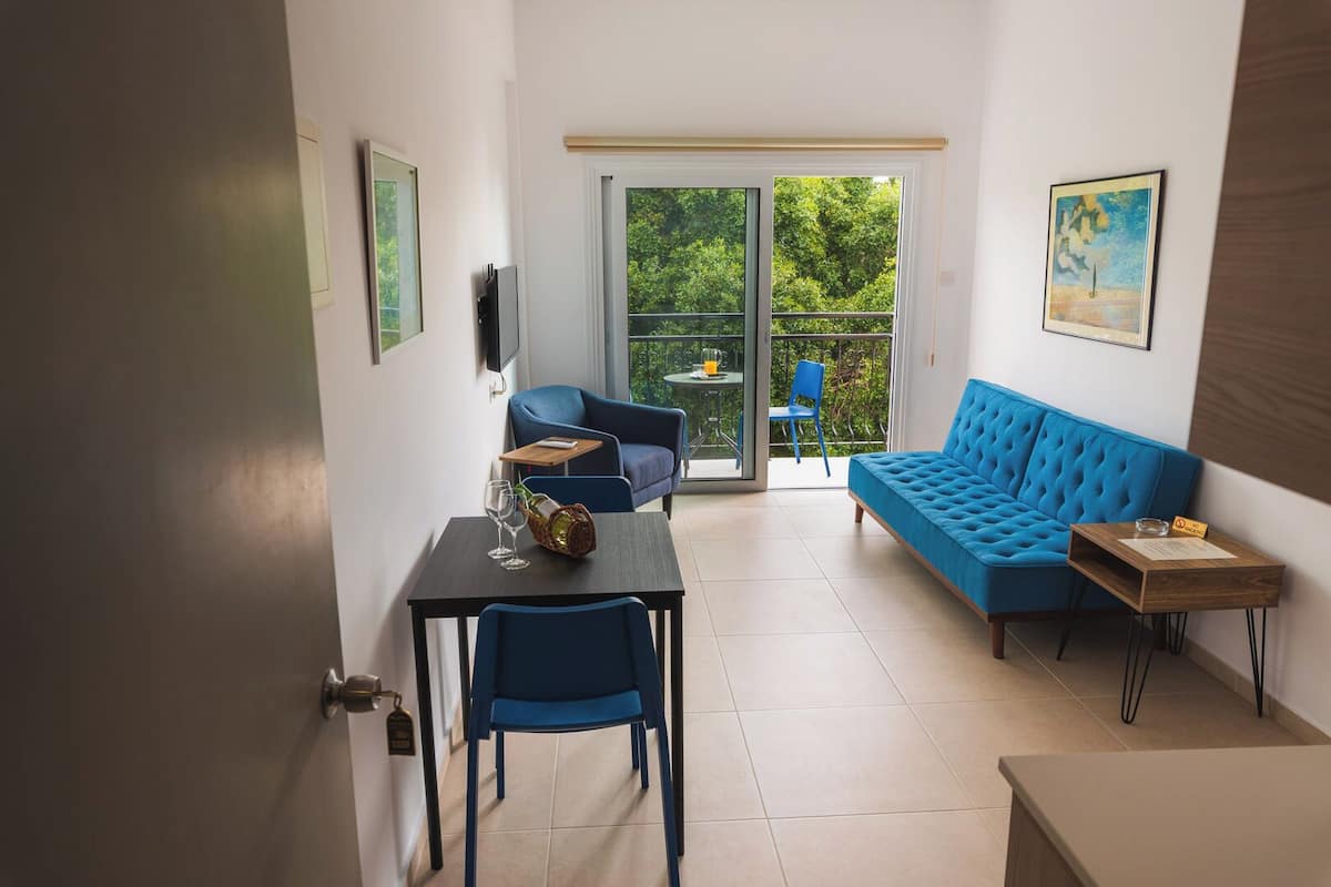 Appartamento Standard, 1 camera da letto, vista mare | Area soggiorno | TV 80 pollici con canali satellitari