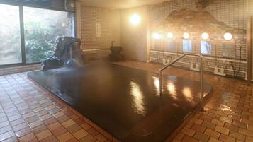 Combined shower/bathtub, free toiletries, hair dryer, slippers