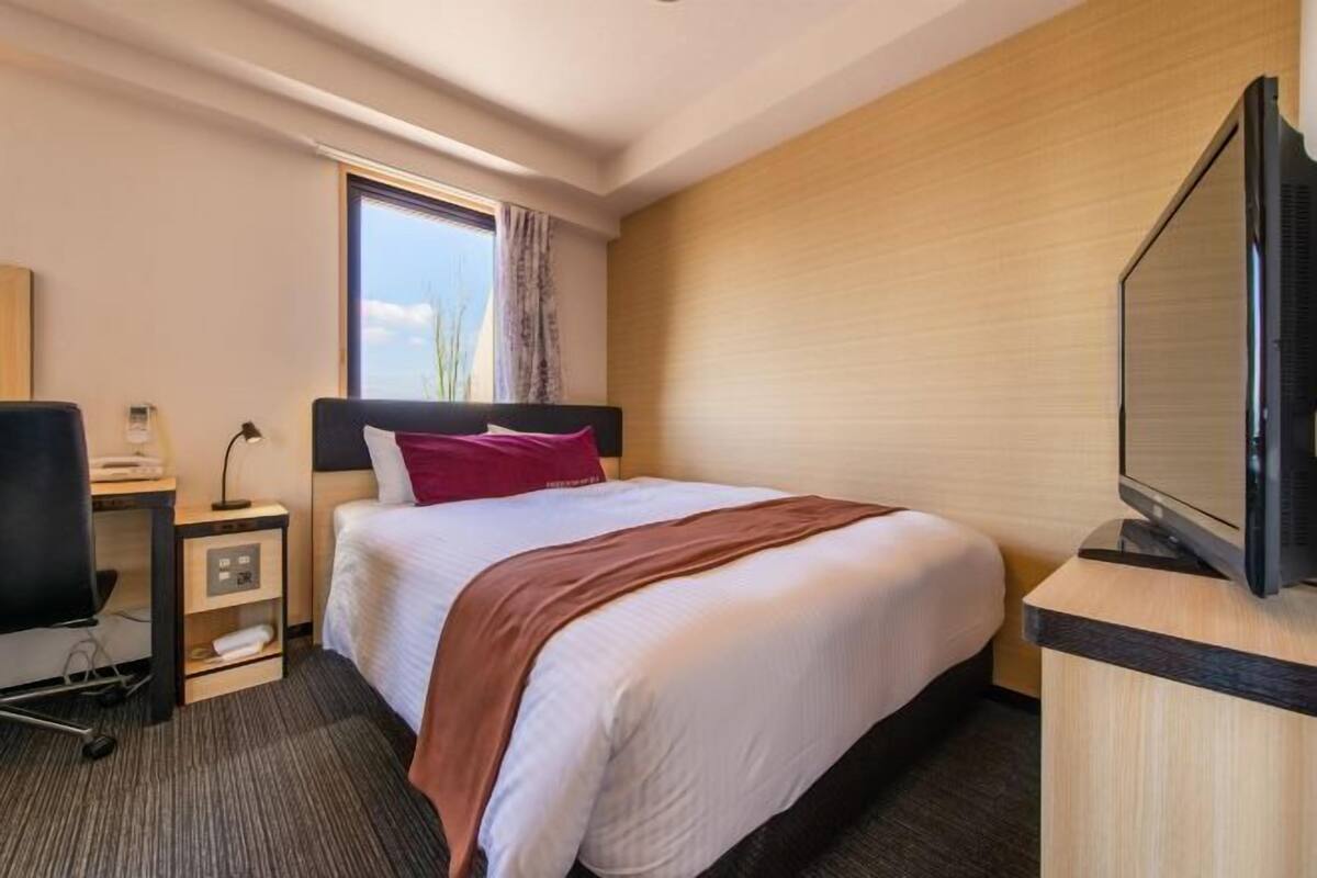 Down duvets, desk, blackout curtains, soundproofing