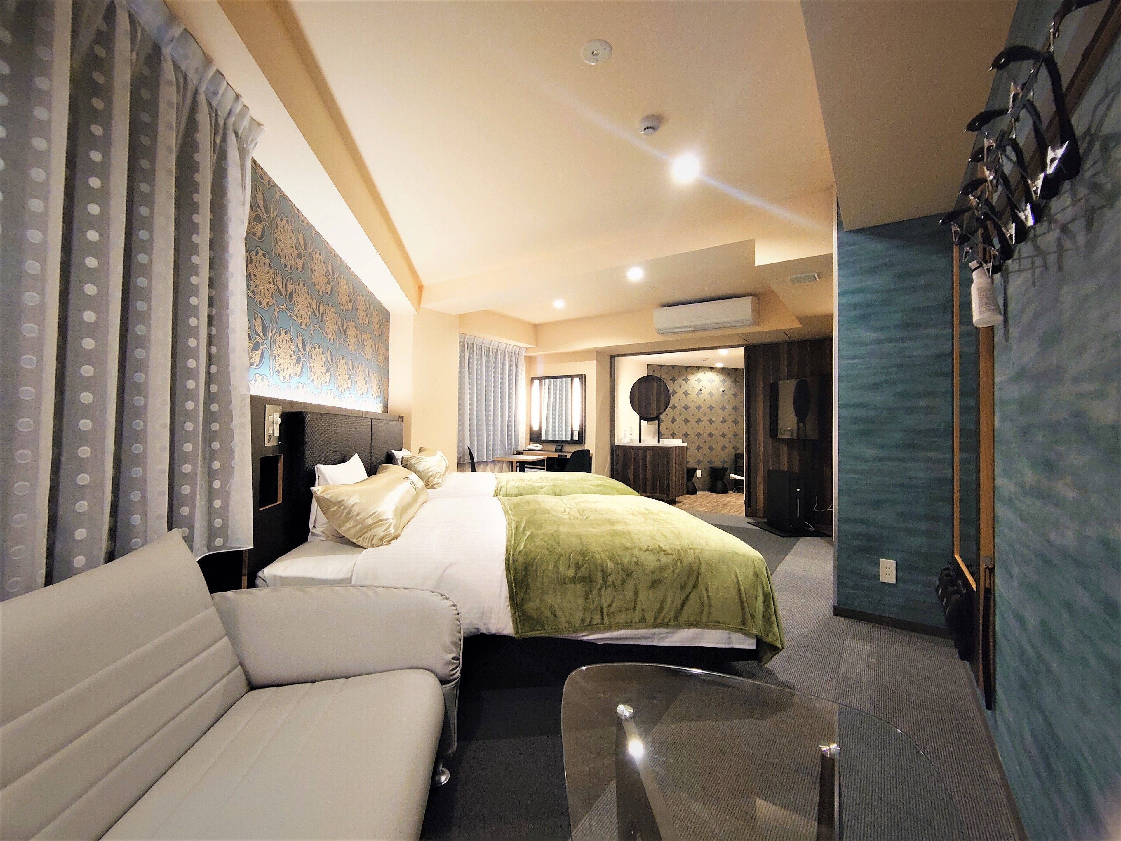 Daunenbettdecken, Schreibtisch, Verdunkelungsvorhänge