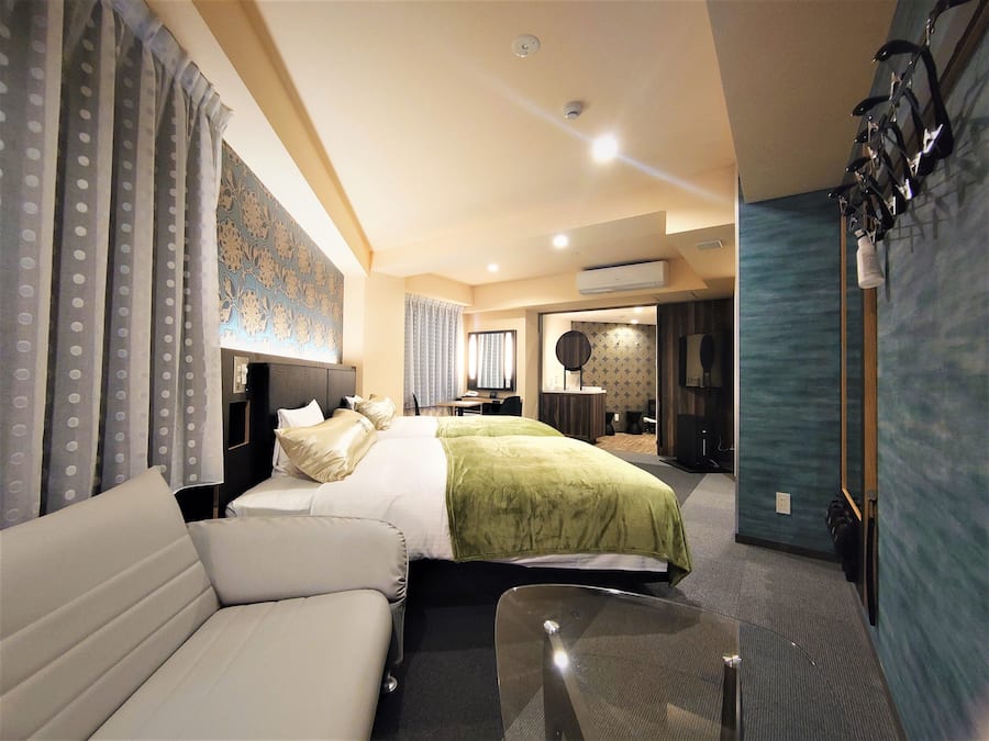 Edredons de pluma, escrivaninha, cortinas blackout