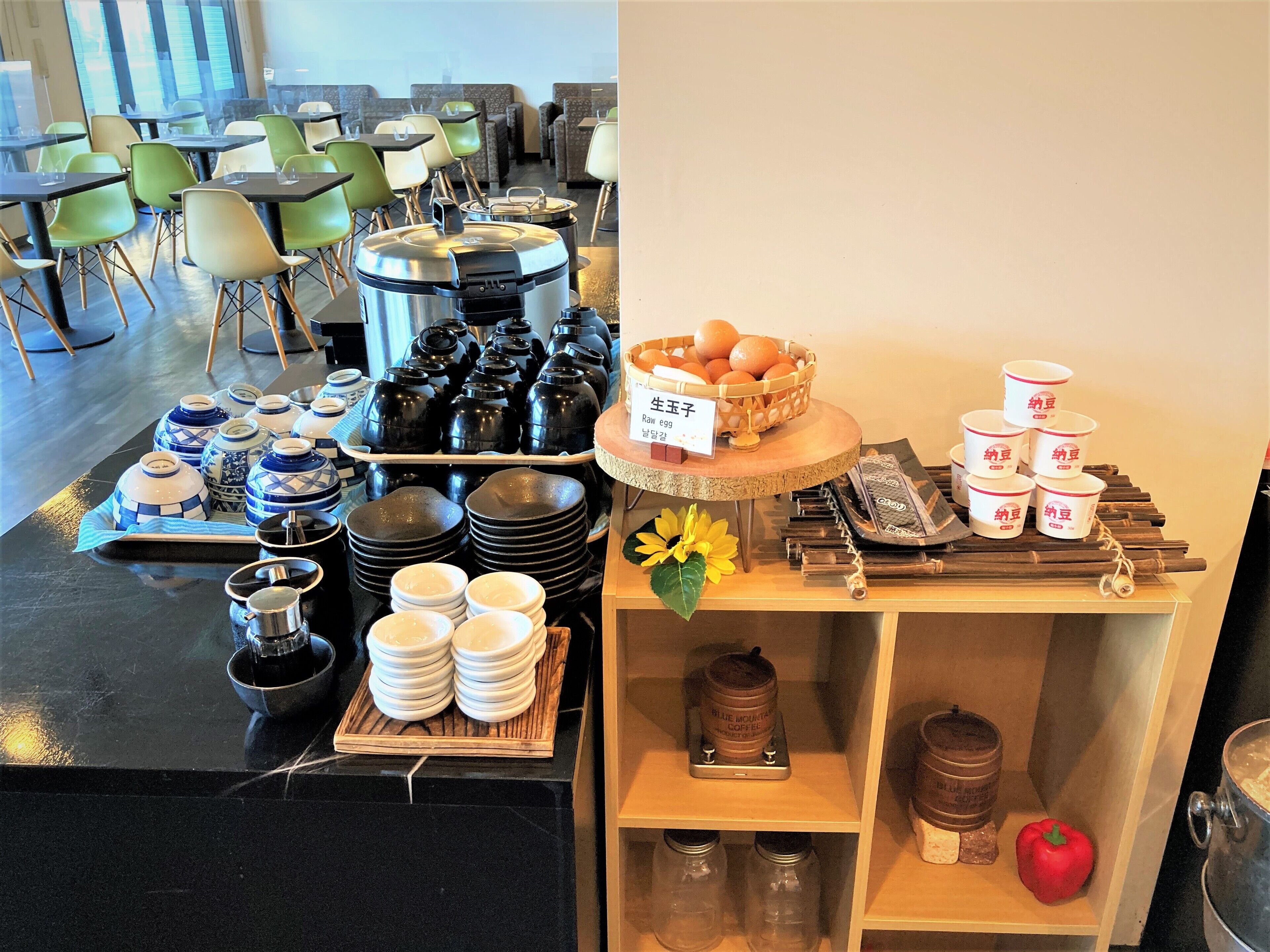 Una mesa de buffet con diferentes alimentos y utensilios.