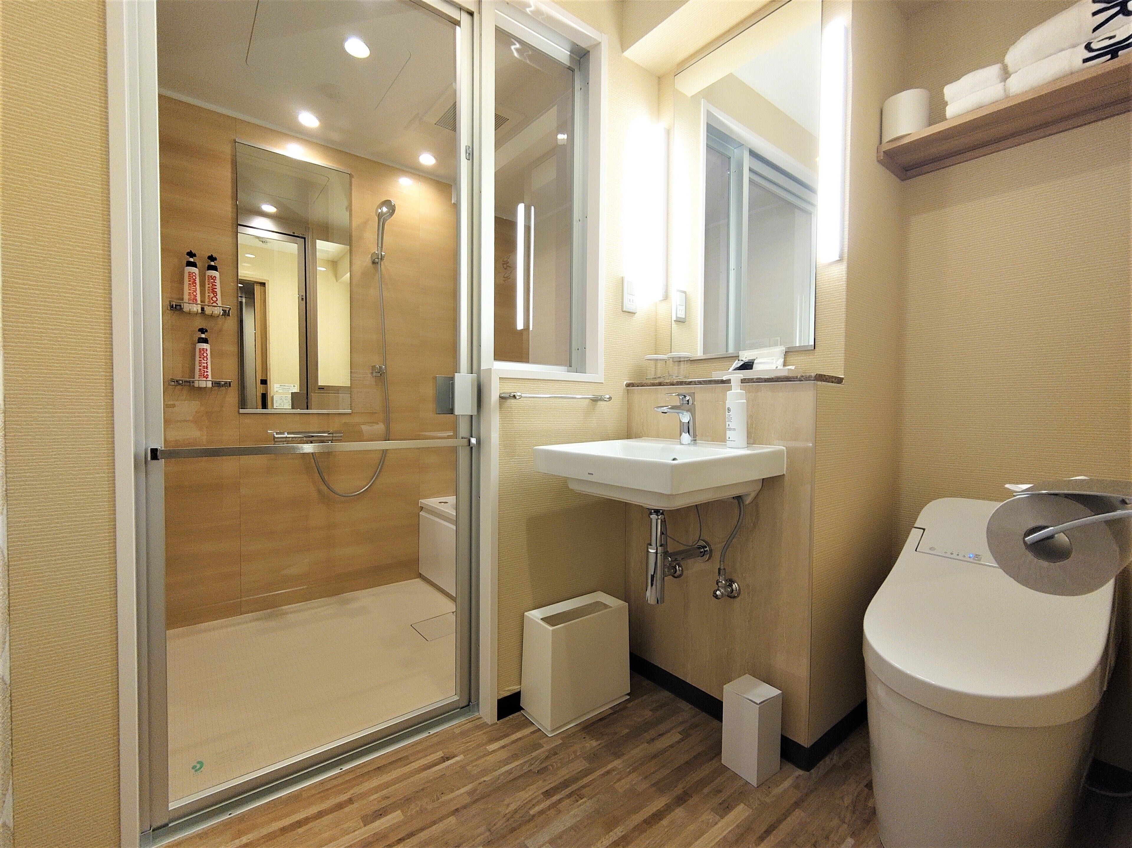 combined shower/bathtub, free toiletries, hair dryer, slippers