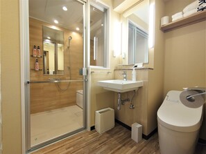 Ensemble douche/baignoire, articles de toilette gratuits, sèche-cheveux