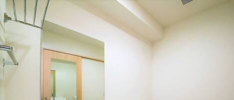 Un baño con un lavamanos blanco, un inodoro y un espejo.