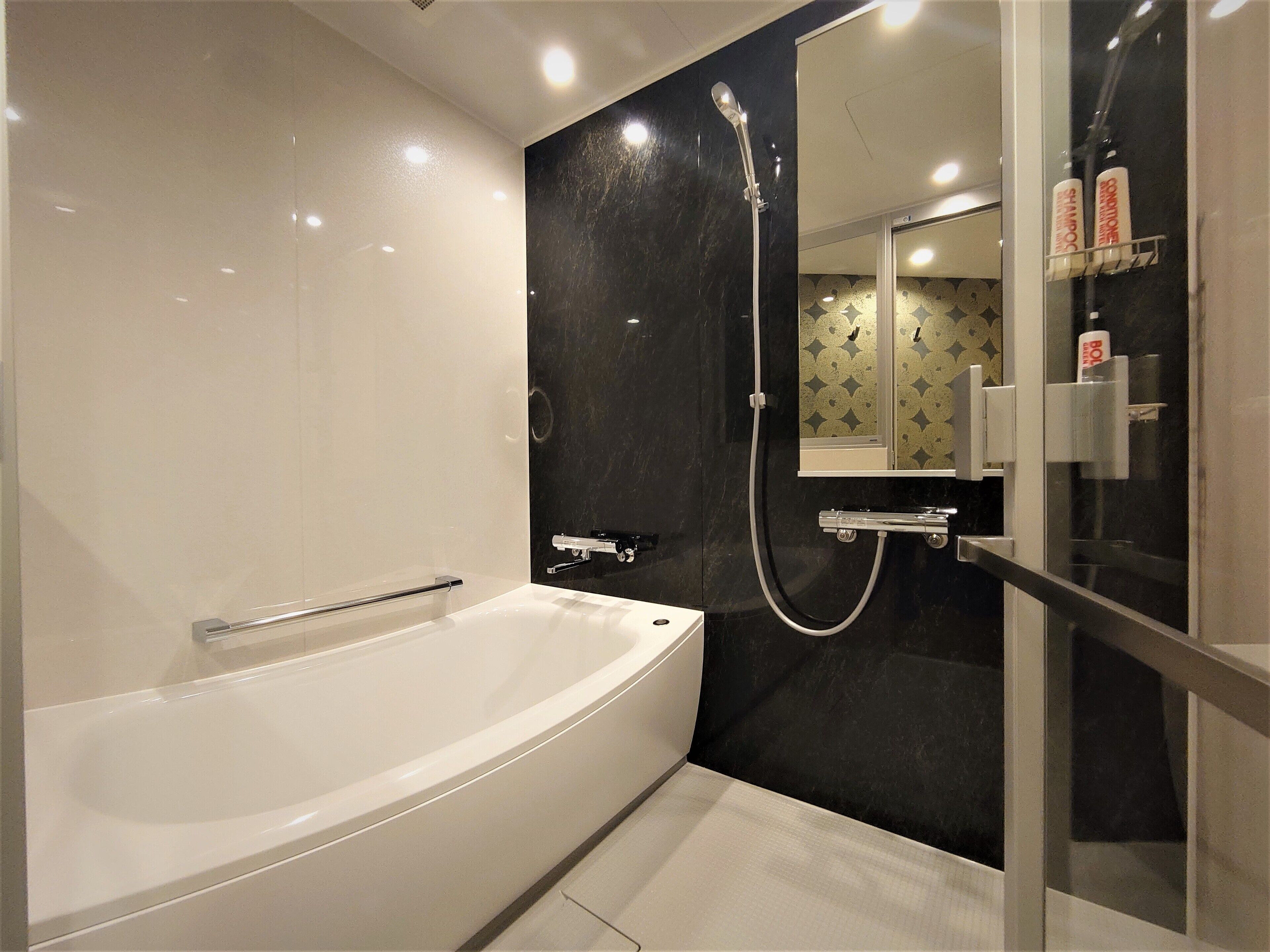 combined shower/bathtub, free toiletries, hair dryer, slippers