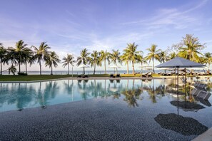 Outdoor pool, pool umbrellas, sun loungers - The Shells Resort & Spa Phu Quoc (Phu Quoc)
