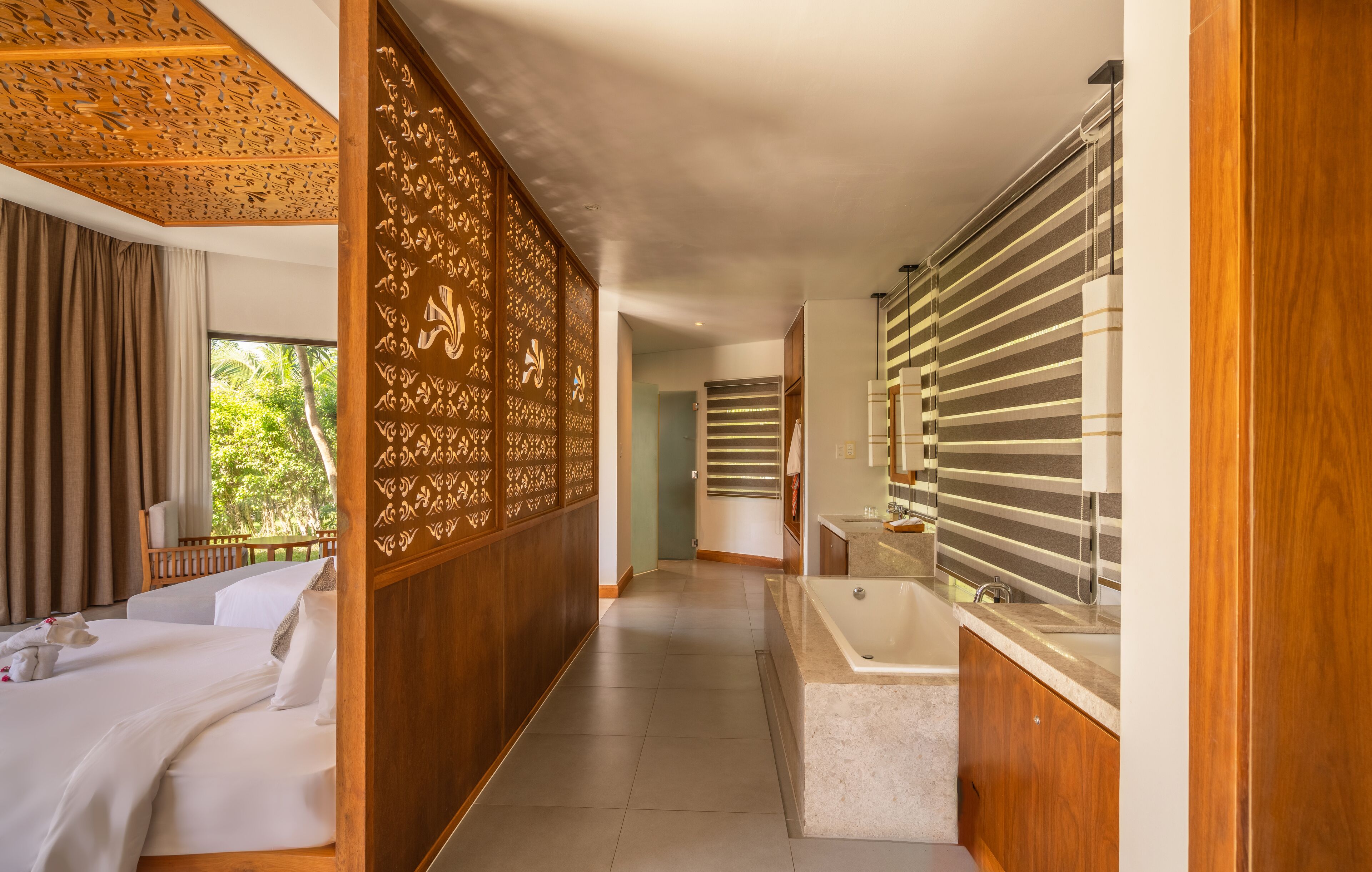 separate bathtub and shower, rainfall showerhead, free toiletries