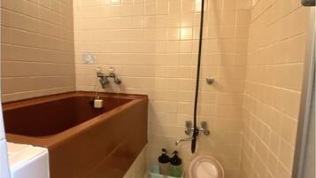Combined shower/tub, deep soaking tub, free toiletries, hair dryer