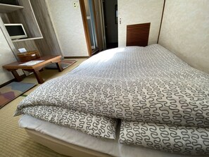 Standard-huone | Ylelliset vuodevaatteet, untuvapeitot, työpöytä, pimennysverhot