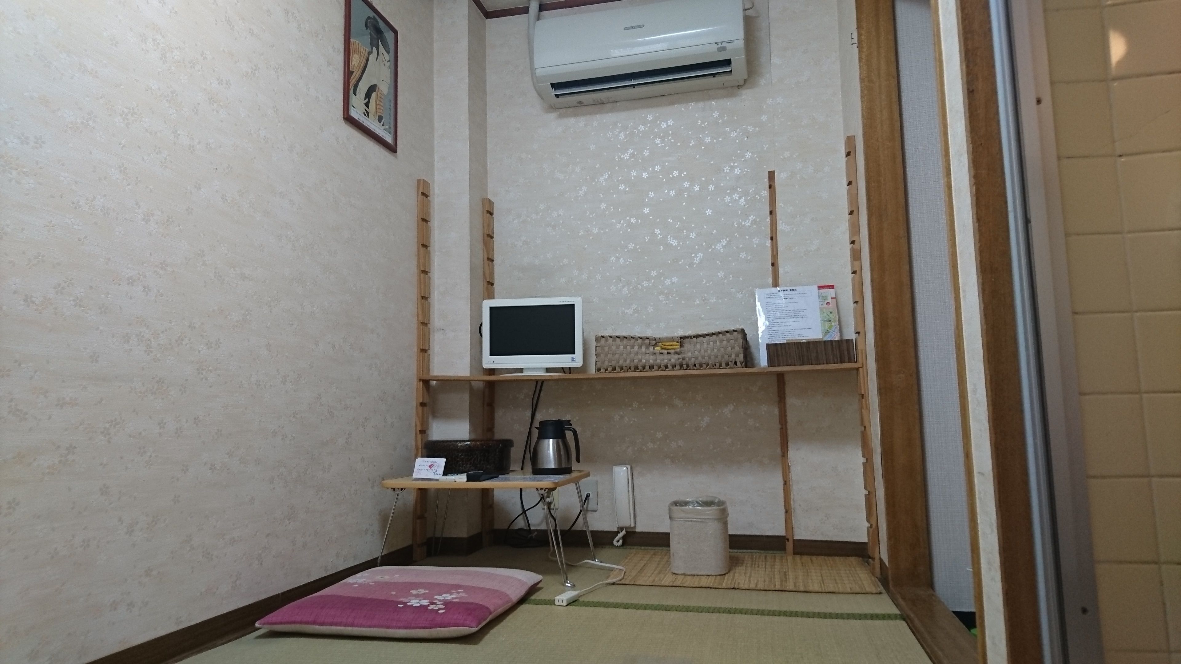 Quarto solteiro econômico, para não fumantes | Roupas de cama premium, edredons de pluma, escrivaninha