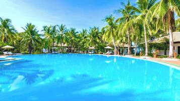 Outdoor pool, pool umbrellas, sun loungers