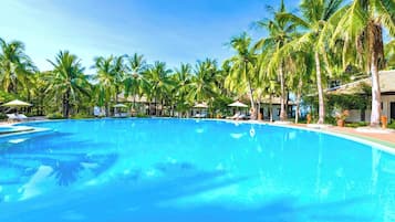 Kolam renang outdoor, dengan payung kolam renang dan kursi berjemur