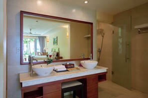 Ducha y bañera combinadas y artículos de higiene personal gratuitos