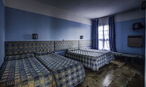 Habitación triple | Caja de seguridad en la habitación y tabla de planchar con plancha 