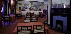 4 restaurantes; se sirve cocina marroquí 