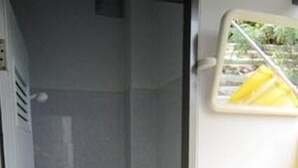 Shower, free toiletries, towels - Baan Kyothong Serviced Apartment (Krabi)