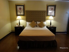 Minibar, in-room safe, desk, laptop workspace - Silver Oaks Suite Hotel (Manila)