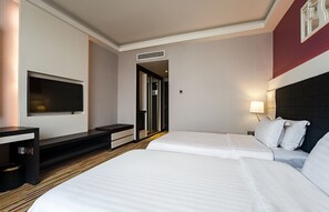 Free minibar, in-room safe, desk, blackout drapes - Promenade Hotel Kota Kinabalu (Kota Kinabalu)