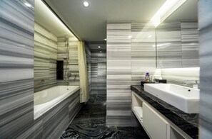 Executive Suite with Club Lounge Access | Bathroom | Free toiletries, hair dryer, bidet, towels - Promenade Hotel Kota Kinabalu (Kota Kinabalu)